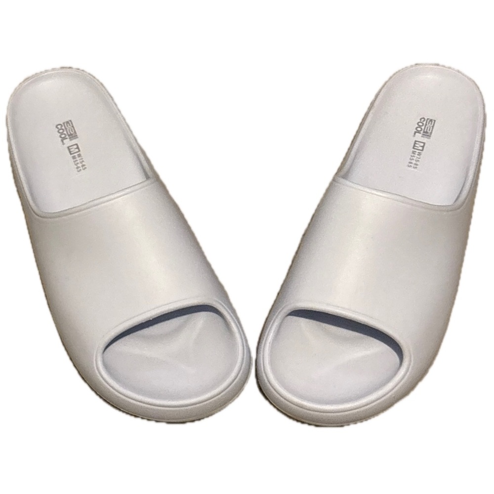 NIB 32 Degrees White Bluish Tint Slide Slippers Medium Women 7.5-8.5 Men 5.5-6.5